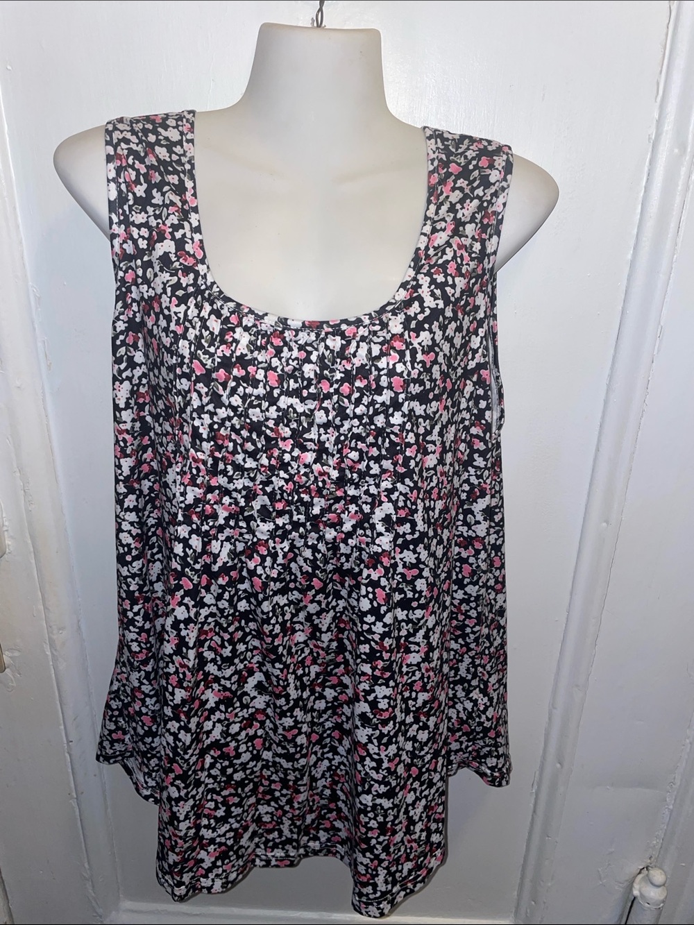 Women's Sleeveless Scoop Neck Floral Tank Top - Black & Pink XXL
